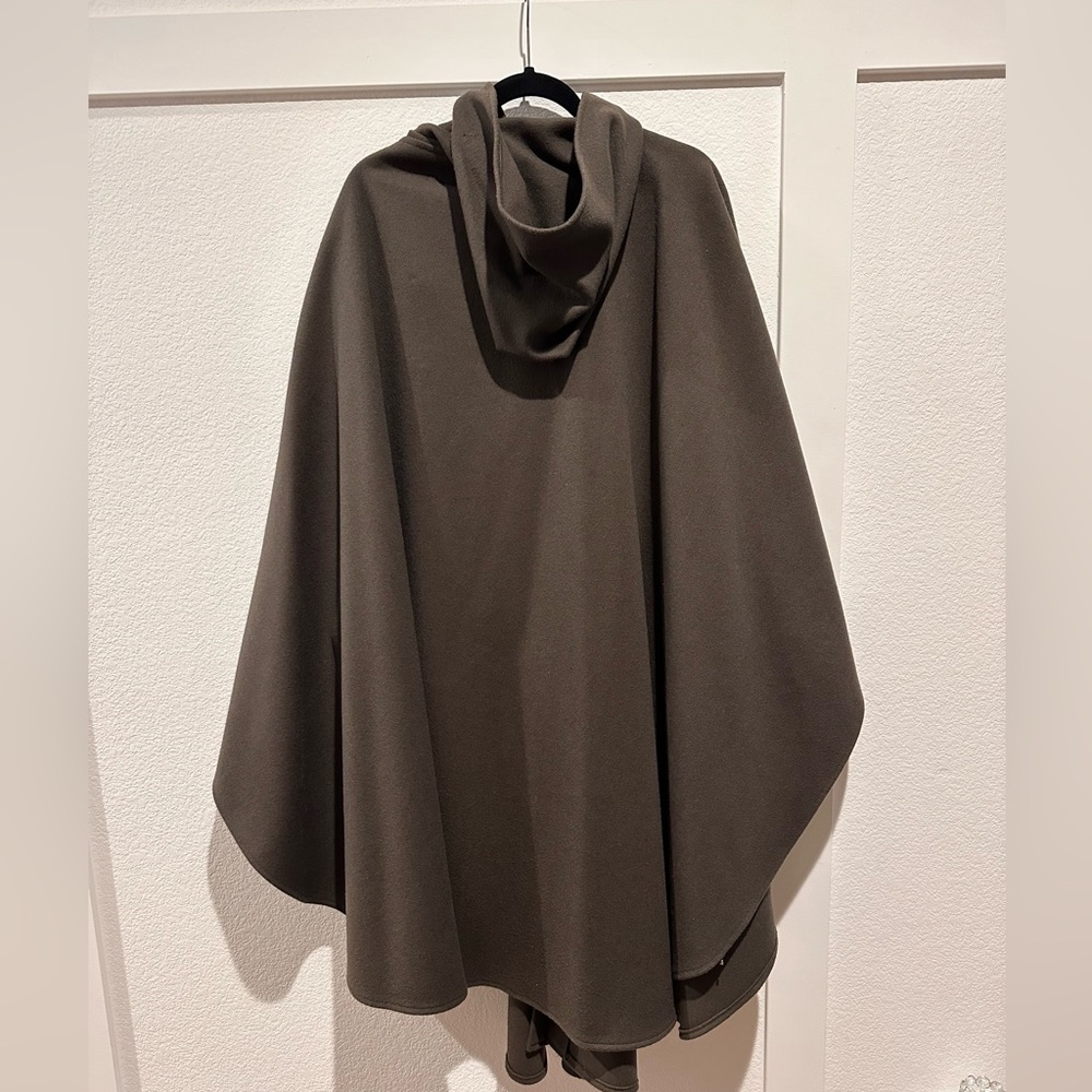 100% Wool Coloratura Cape - Picture 9 of 12